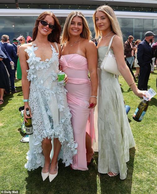 Click to Enlarge

Name: Some Aussies at the Melbourne Cup.jpg
Size: 236 KB