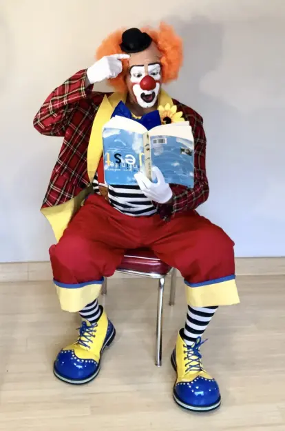 Click to Enlarge

Name: Auguste_clown_reading_a_book_upside-down.jpg
Size: 112 KB